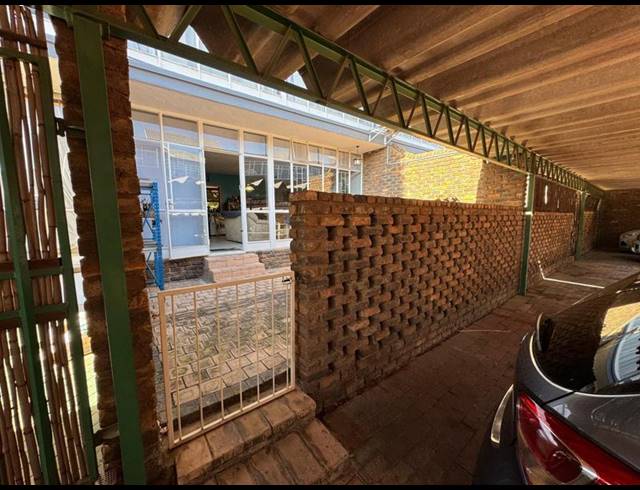 3 BEDROOM TOWNHOUSE FOR SALE IN LYTTELTON MANOR